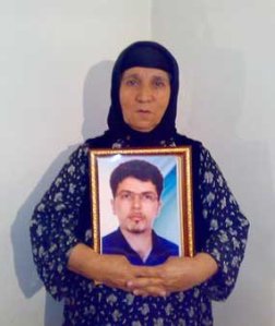 عکس شهید فرزاد کمان گَر در دستان مادرش